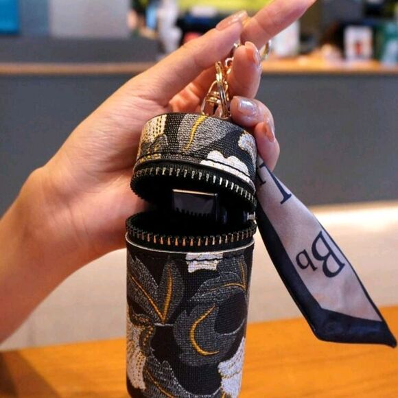 Elegant Black and Gold Keychain Pouch - Picture 2 of 5